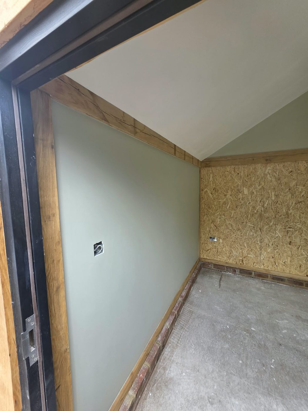 Painted door reveal finished against an oak jamb